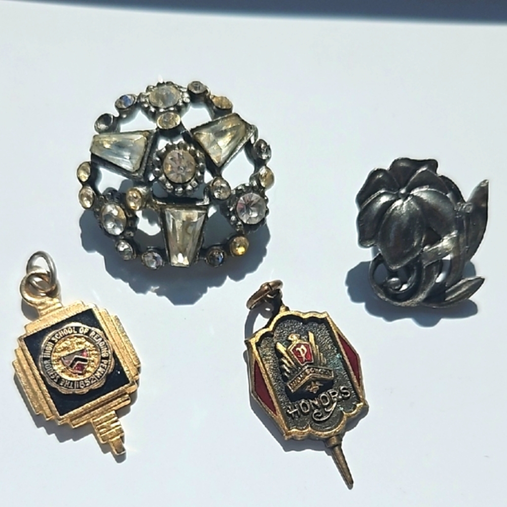 Lot 4 Pieces Pendants Assorted